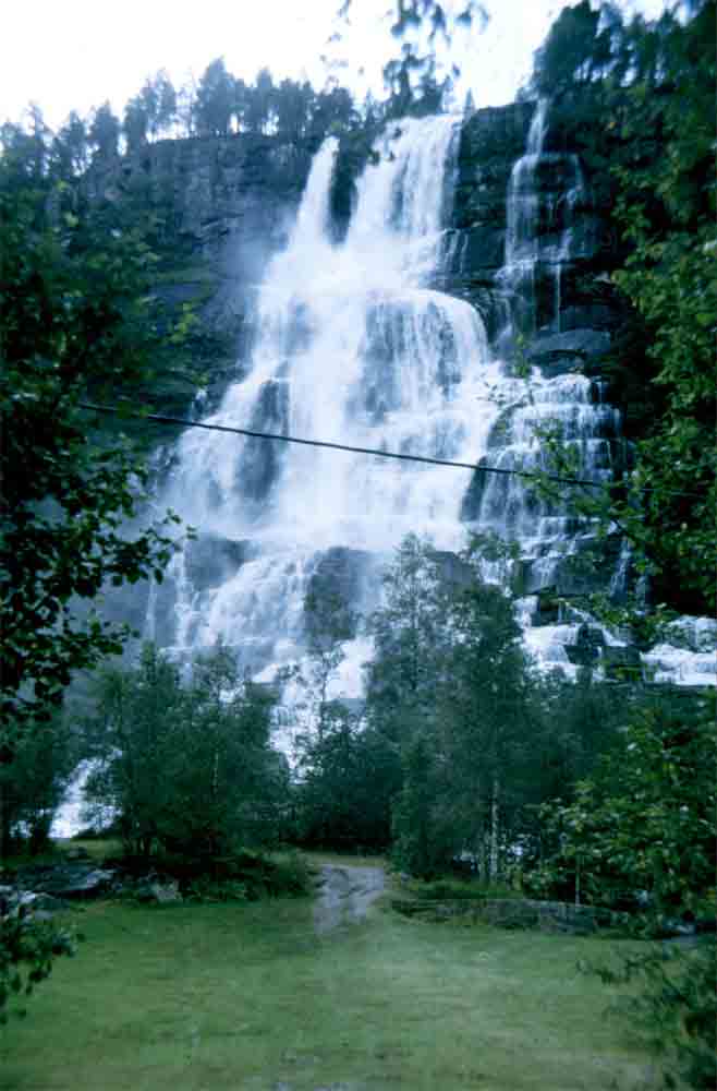 Noruega 048 - catarata - 1989.jpg